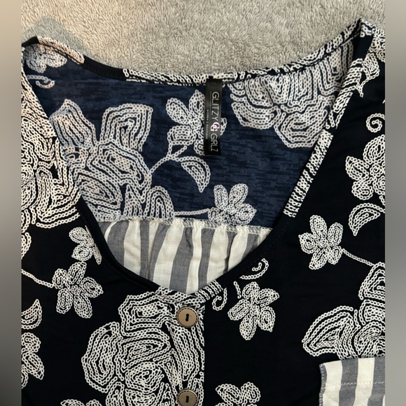 Fun patterned blouse - Picture 4 of 4